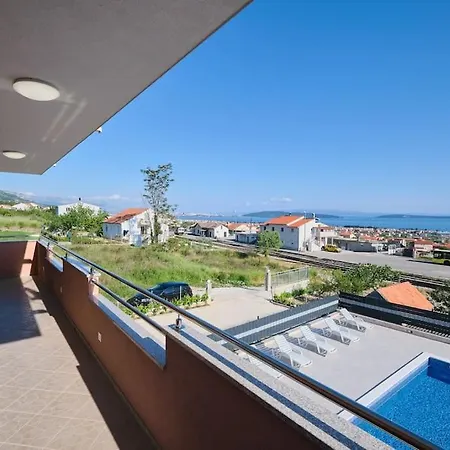 Radun Near Split *